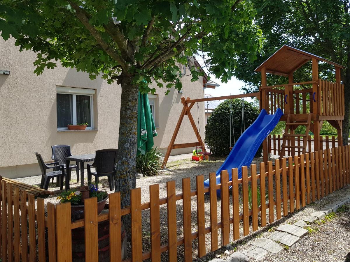 Borostyankert Etterem & Vendeghaz Hotel Sitke Exterior photo