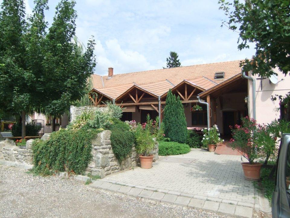 Borostyankert Etterem & Vendeghaz Hotel Sitke Exterior photo