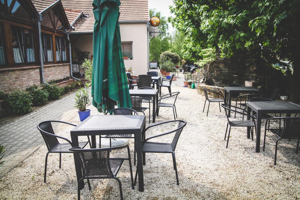 Borostyankert Etterem & Vendeghaz Hotel Sitke Exterior photo