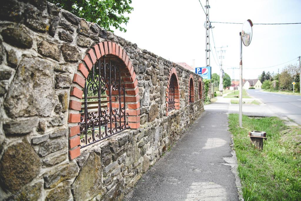 Borostyankert Etterem & Vendeghaz Hotel Sitke Exterior photo
