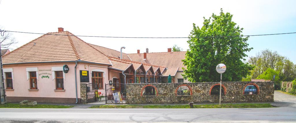 Borostyankert Etterem & Vendeghaz Hotel Sitke Exterior photo